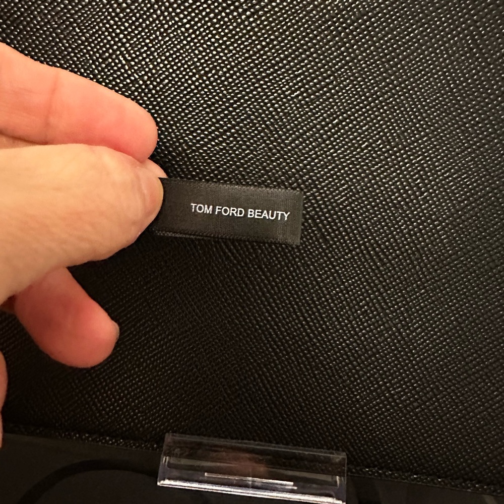 Tom Ford Beauty Black Pouch. Beauty Promotion Item (GWP) - Picture 6 of 9